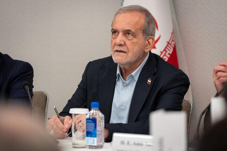 מסעוד פזשכיאן בתדרוך עיתונאים בניו יורק