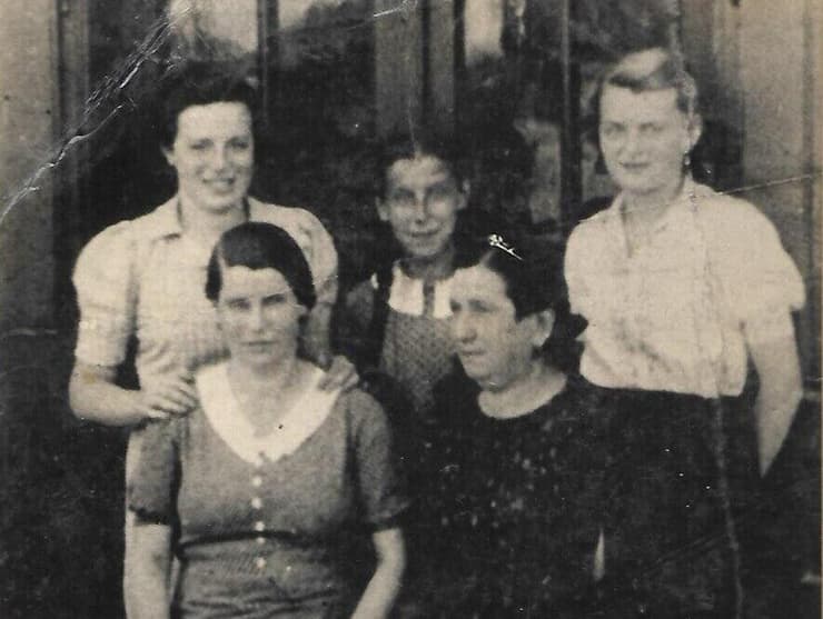 בנות משפחת שטרמר: מימין למעלה ברוניה, באמצע חדווה, משמאל למעלה אתק'ה, משמאל למטה האמא רוזה (רייזל'ה) ומימין למטה אחת הדודות ששמה אינו ידוע