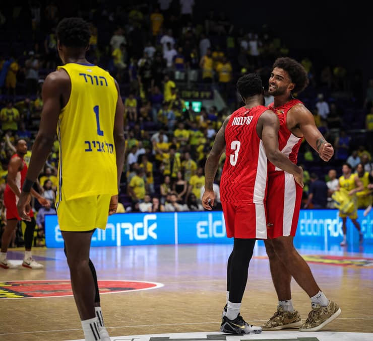 הורד סיים עם 0 נקודות. לאמב וקרינגטון חוגגים (צילום: עוז מועלם) אנתוני לאמב וקאדין קרינגטון