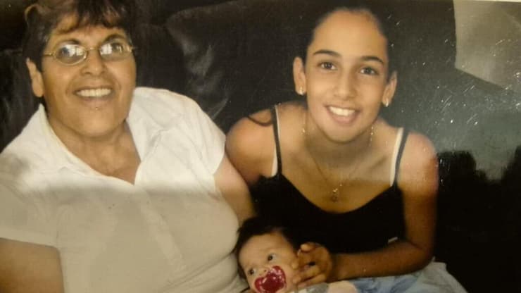 נוי אביב ז"ל וסבתה רחל בתמונה ישנה 