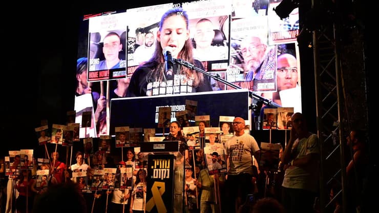 צילום: יובל חן דורון שטיינברכר בעצרת משפחות החטופים בתל אביב