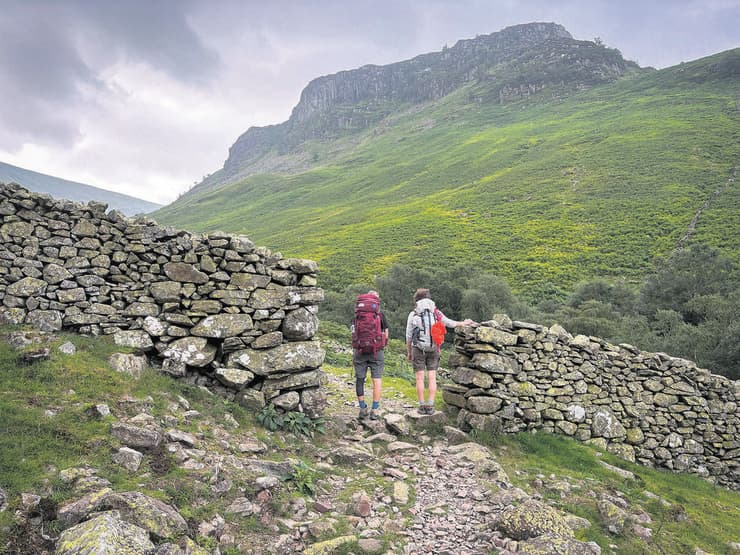 התאומות, איוי ומרים, לקראת העלייה מ־Stonethwaite ל־ Eagle Crag,  בתחילת היום הרביעי להליכה