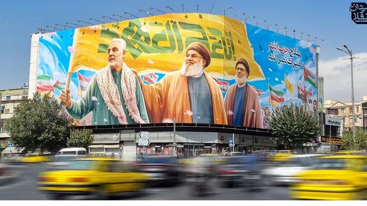 תמונה שנתלתה  בכיכר המהפכה בטהרן לציון שנה ל לחיסולו של חסן נסראללה