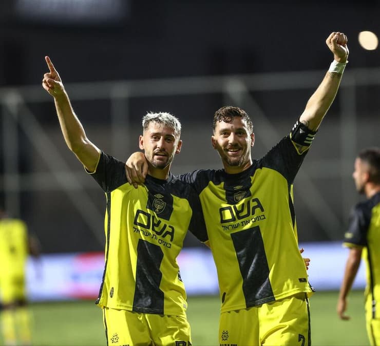 שחקן בית"ר ירושלים עומר אצילי חוגג עם ירדן שועה