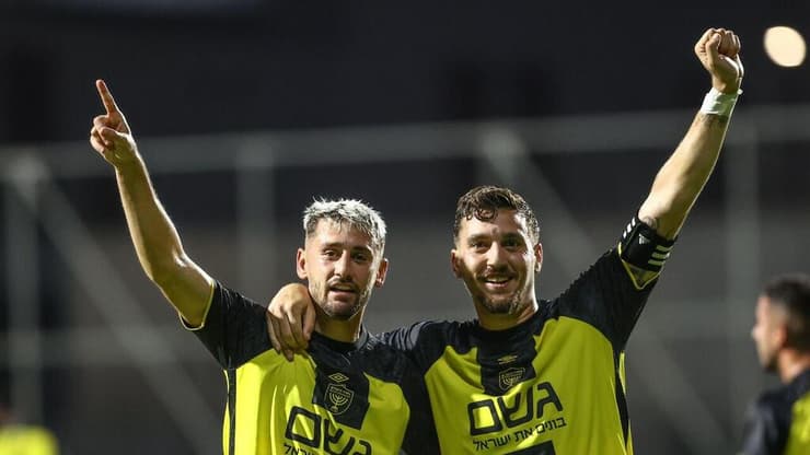 שחקן בית"ר ירושלים עומר אצילי חוגג עם ירדן שועה