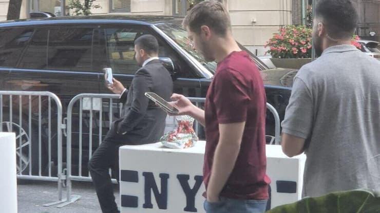 יאיר נתניהו יוצא לארוחת ערב לכבוד הוריו במנהטן