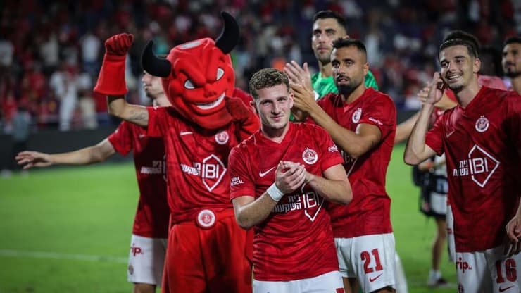 שחקני הפועל ת"א חוגגים עם רוי קורין