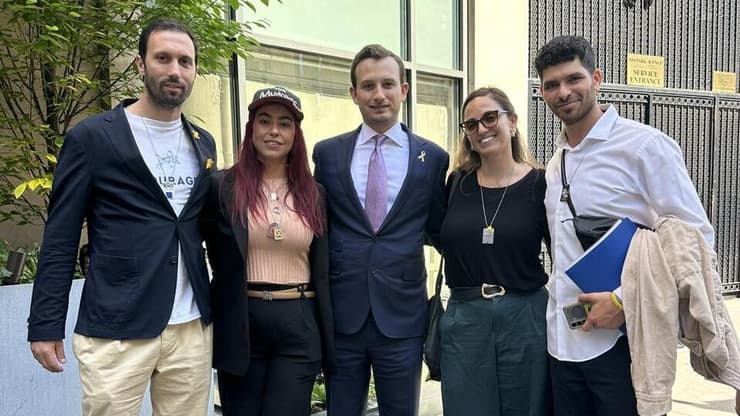 אלכס וויטקוף עם שורדי שבי ומשפחות חטופים