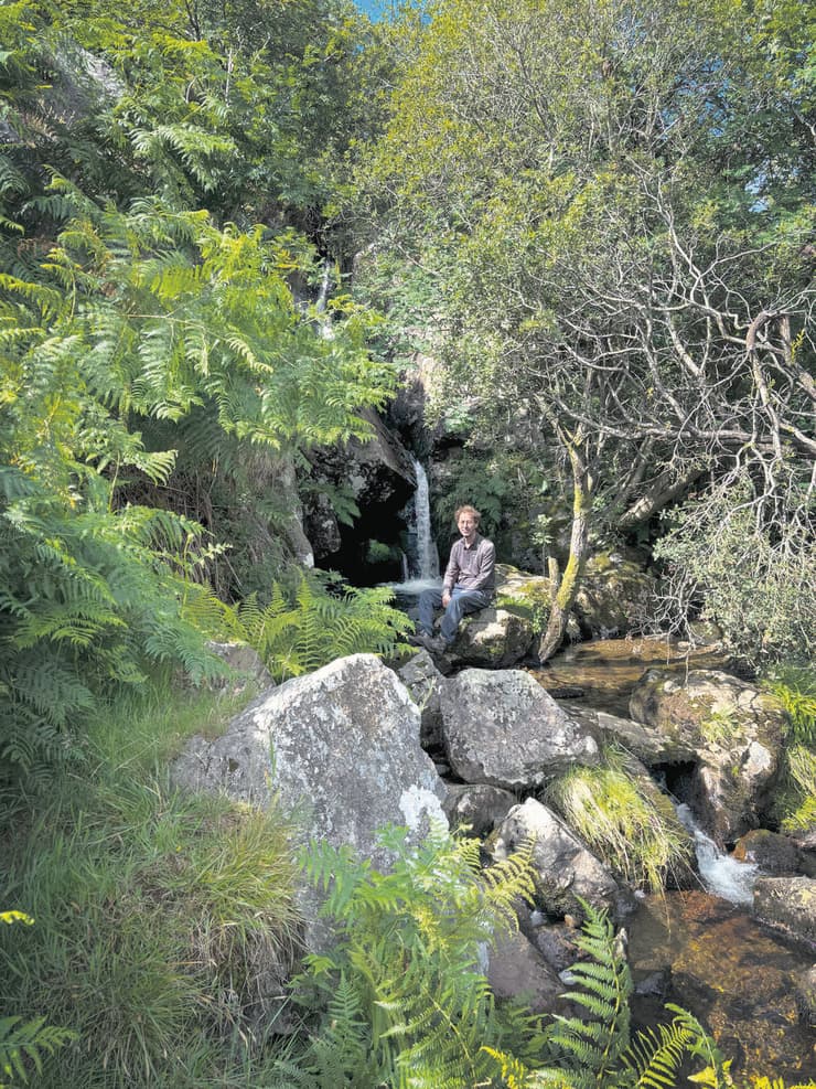 ליד אחד ממפלי The Forces  על יד המאגר Haweswater, ביום האחרון להליכה, רגע  לפני הכניסה למים הקפואים