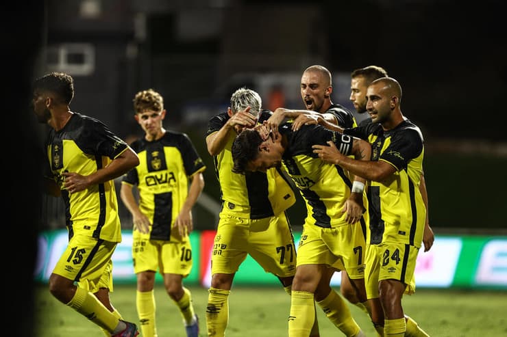 שחקני בית"ר ירושלים חוגגים עם ירדן שועה