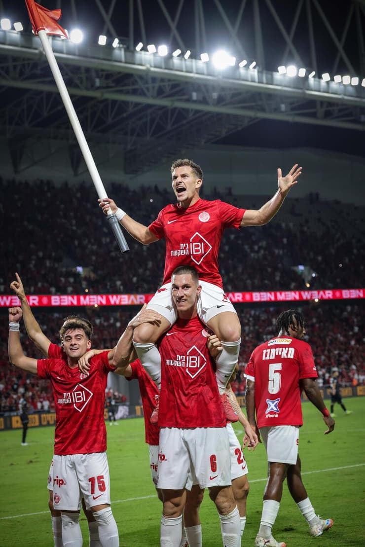 רוי קורין חוגג