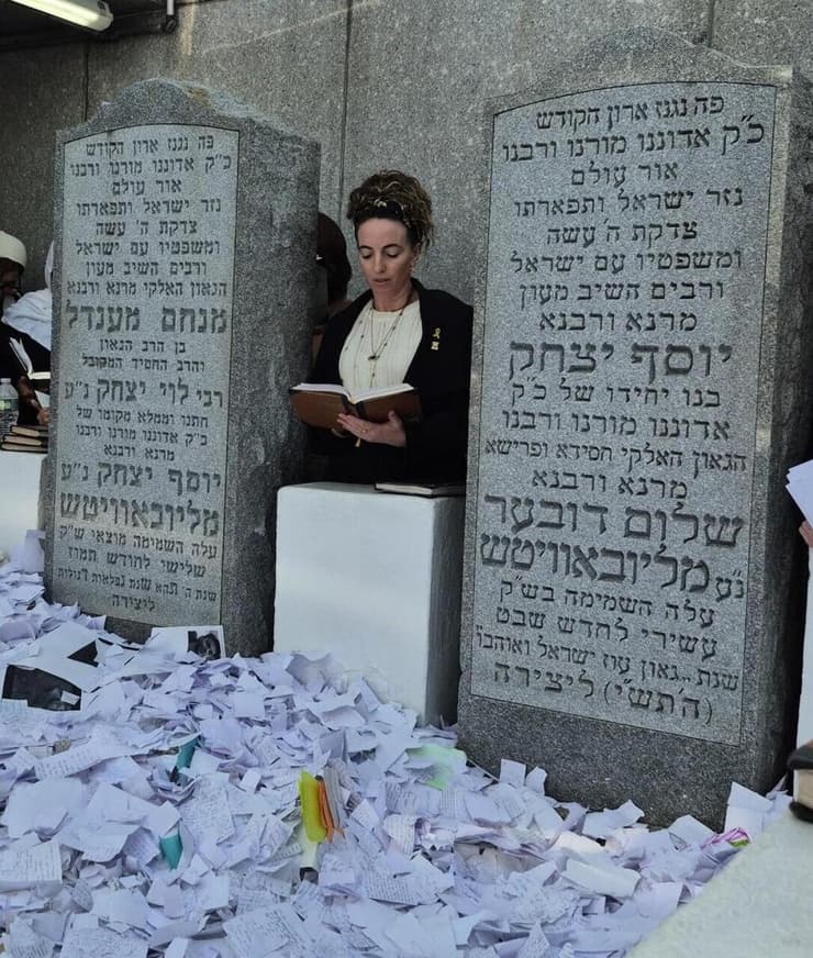 השרה להגנת הסביבה עידית סילמן ב ףקבר הרבי מלובביץ' בניו יורק