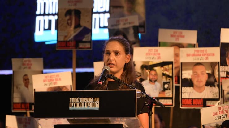 דורון שטיינברכר בכיכר החטופים. "הולכים לישון עם אשמה, קמים עם אשמה" (צילום: יובל חן) דורון שטיינברכר בעצרת משפחות החטופים בתל אביב