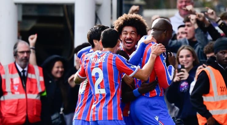 שחקני קריסטל פאלאס חוגגים (IMAGO) שחקני קריסטל פאלאס חוגגים