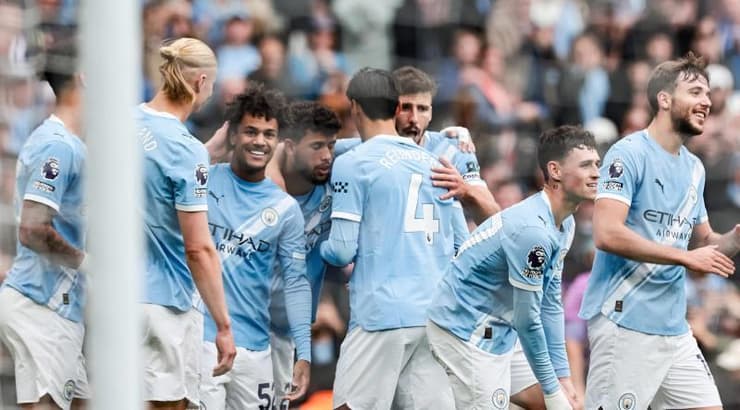 שחקני סיטי חוגגים את השער השלישי (IMAGO) שחקני סיטי חוגגים את השער השלישי