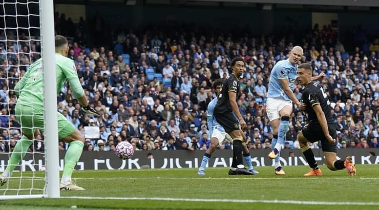 ארלינג הולאנד כובש את השער הרביעי (IMAGO) ארלינג הולאנד כובש את השער הרביעי