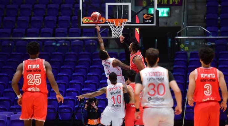 קיילר אדוארדס עולה לסל