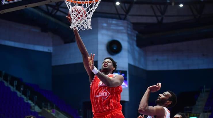 דן אוטורו עולה לסל