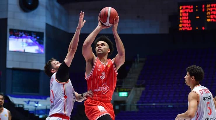 אלייז'ה בראיינט עולה לסל