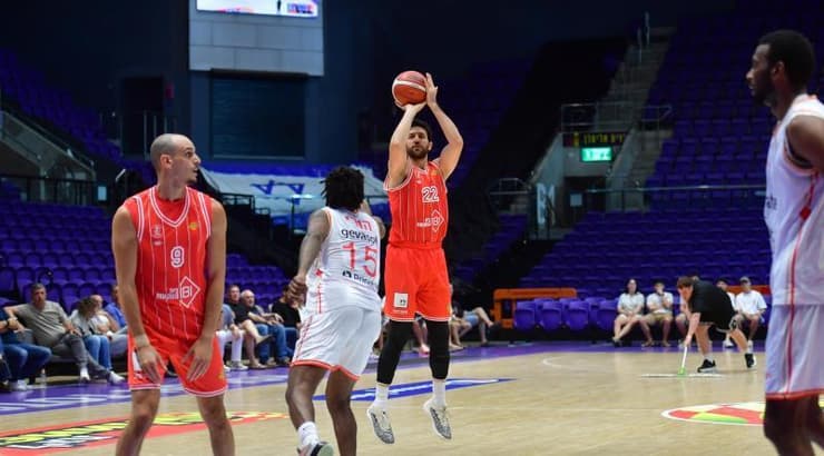 וסיליה מיציץ' זורק לסל