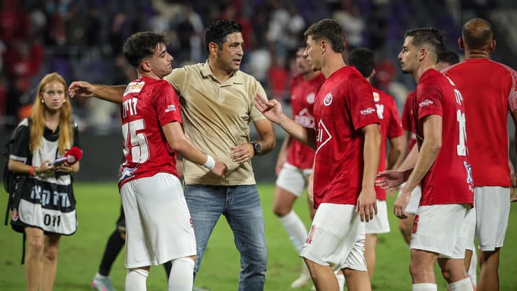 שחקני הפועל ת"א עם אליניב ברדה