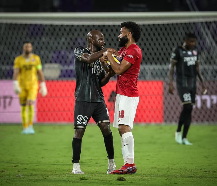 שחקן הפועל ת"א צ'יקו מול שחקן הפועל חיפה ג'בון איסט