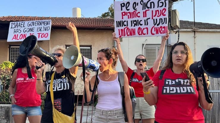 הפגנה בנס ציונה מול ביתו של גדעון סער