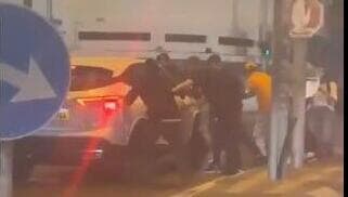 תיעוד מהאירוע בשבת (צילום: התיעוד מתוך עמוד ה-X של לירי בורק שביט) מרדכי דוד יחד עם פעילי ימין נוספים תוקפים מפגינים בתל אביב