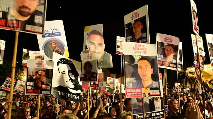 העצרת בכיכר החטופים (צילום: יובל חן) עצרת משפחות החטופים בתל אביב