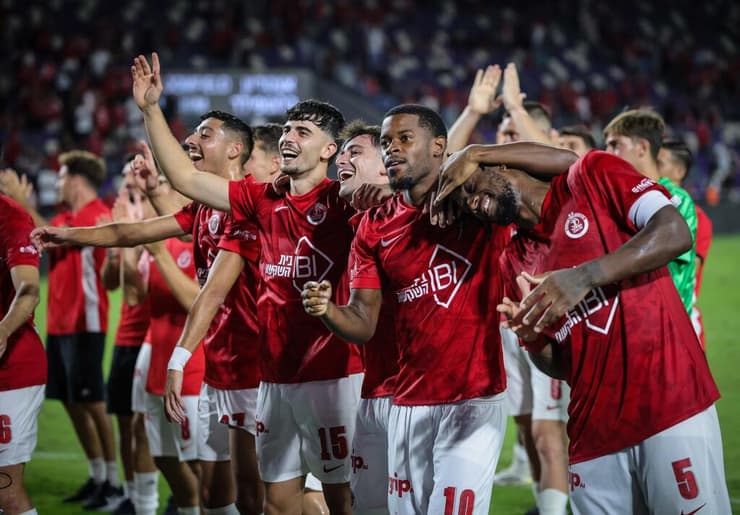 שחקני הפועל ת"א חוגגים