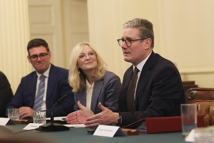 בריטניה אנדי ברנהאם ראש העיר מנצ'סטר רבתי מוזכר כ מועמד להחליף את קיר סטרמר כ ראש הממשלה מטעם הלייבור לייבור