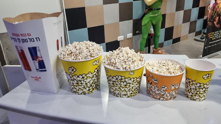 פופקורן בסינמה סיטי. משמאל: פופקורן שהוכן בבית