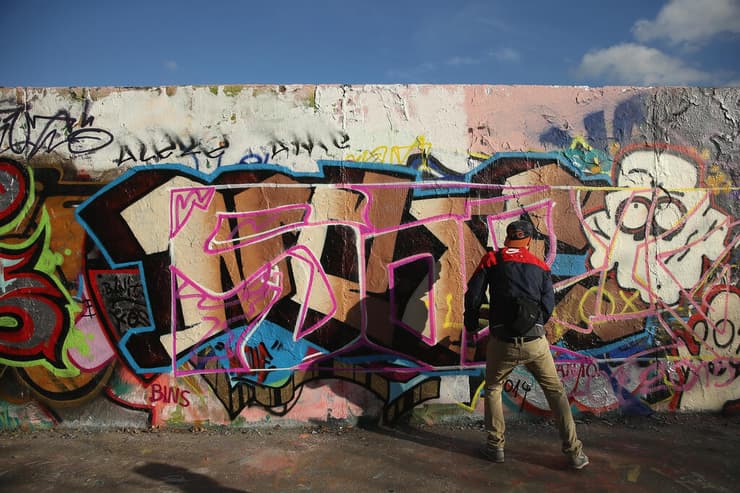 גרפיטי על קטע מחומת ברלין, ארכיון