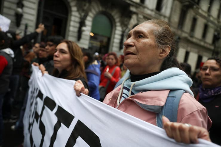 "אפילו לחיות לא עושים מה שעשו להן". צועדים לפרלמנט, אתמול (צילום: REUTERS/Cristina Sille) ארגנטינה 3 צעירות נרצחו ב בית זוועות