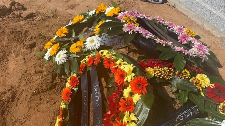 הזרים על קברה של מירן: "עברת חיים לא פשוטים, היית חזקה" (צילום: רוני גרין שאולוב) הלווייתה של מירן ביתן ז"ל