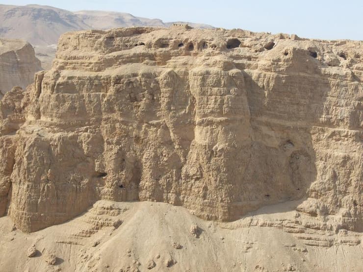 מערת יורם באמצע המצוק הדרומי של מצדה 