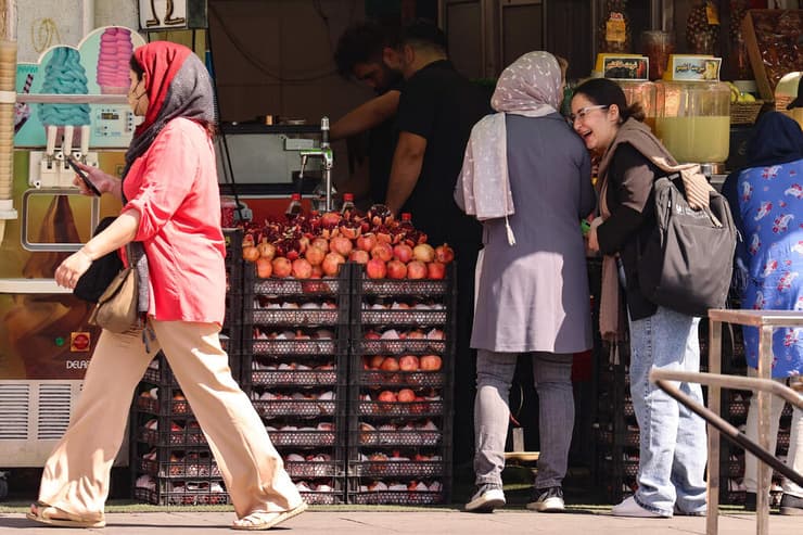 רחובות טהרן ב איראן אחרי החזרת ה סנקציות הבינלאומיות