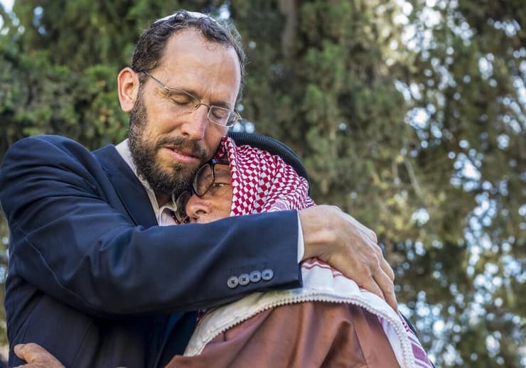 הרב יעקב נגן עם השייח' חאג' איברהים אבו אל-הווא באירוע "חיבוק ירושלים", המקדם מפגש בין-דתי (צילום: דידה מולדר) הרב יעקב נגן באירוע "חיבוק ירושלים", המקדם מפגש בין-דתי