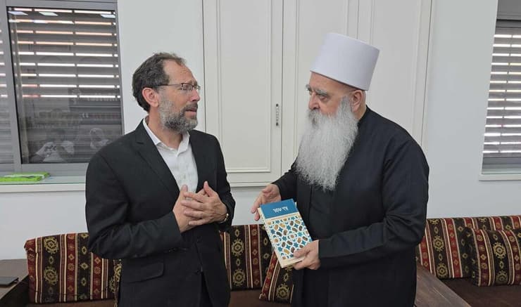 הרב נגן מעניק את ספרו לשייח' מוואפק טריף, המנהיג הרוחני של העדה הדרוזית בישראל הרב נגן מעניק את ספרו לשייח' מוואפק טריף, המנהיג הרוחני של העדה הדרוזית בישראל