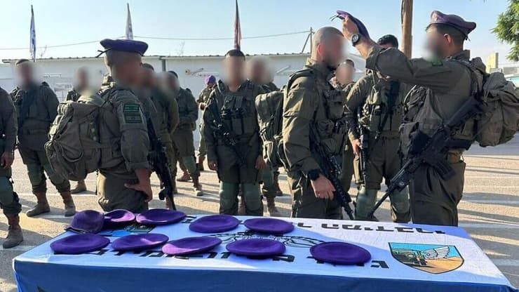 סרן נ' מעניק את הכומתה בסיום המסע. "גם עם החיילים שלי אני מתרגש במסע הכומתה, אבל עם אחי זה היה באמת מיוחד"   