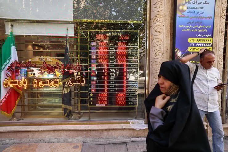 רחובות טהרן ב איראן אחרי החזרת ה סנקציות הבינלאומיות