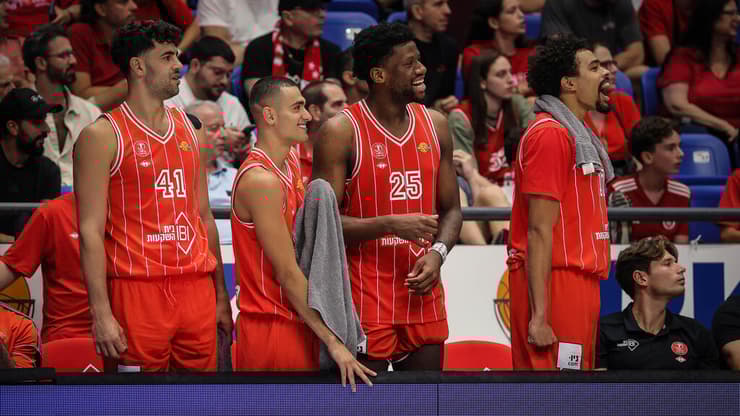 החלום התגשם. שחקני הפועל ת"א (צילום: עוז מועלם) שחקני הפועל ת"א דן אוטורו, ים מדר, קולין מלקולם, תומר גינת