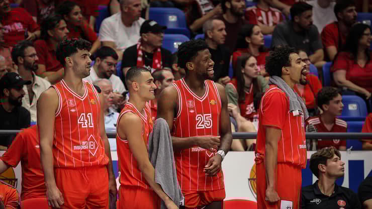 שחקני הפועל ת"א דן אוטורו, ים מדר, קולין מלקולם, תומר גינת