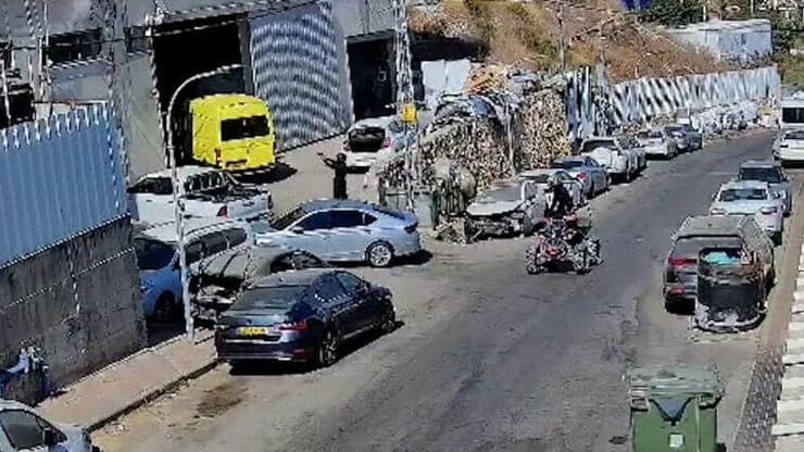 הנאשמים יורים לעבר העסק בצפון (צילום: דוברות המשטרה) תיעוד מזירת הירי בצפון לעבר עסק