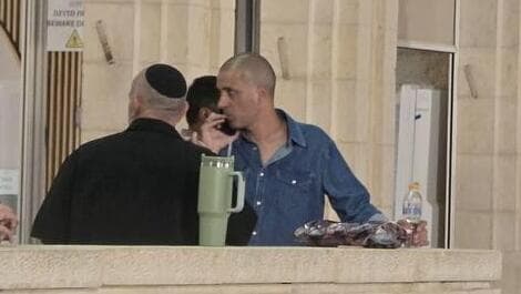 קובי יעקובי בכותל לאחר החקירה במח"ש