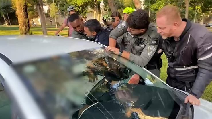 רגעי המעצר של מפגין מול ביתו של אמיר אוחנה 