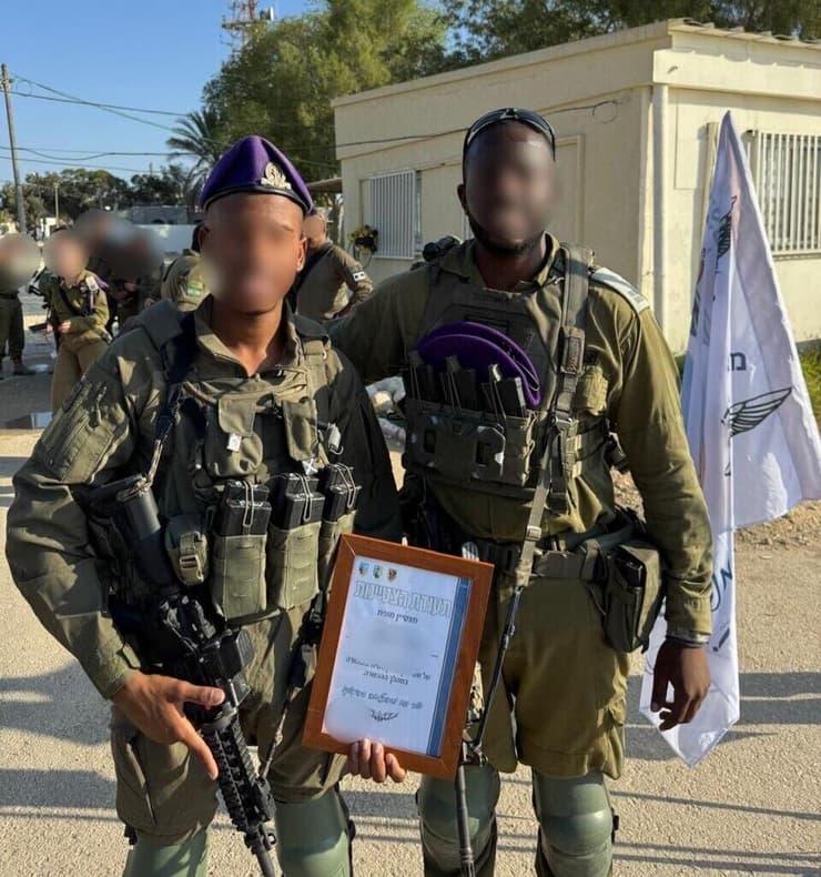 סרן נ' ואחיו הצעיר עם הכומתה שהעניק  לו. "הייתי מריץ אותו כדי שייכנס  לכושר"