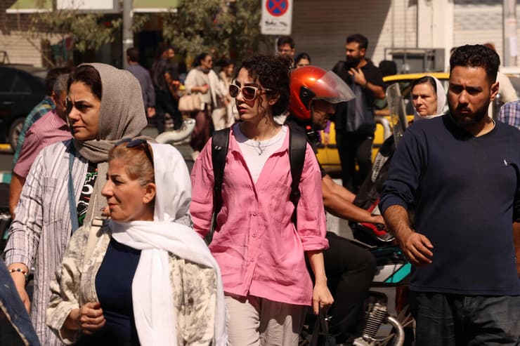 רחובות טהרן ב איראן אחרי החזרת ה סנקציות הבינלאומיות