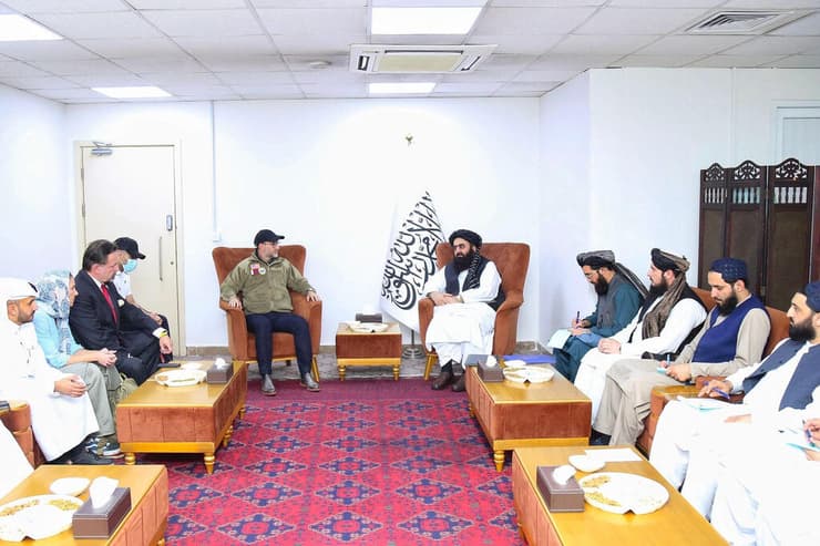 הפגישה בין אדם בוהלר לשר החוץ של שלטון הטליבאן, אמיר חאן מוטאקי (צילום: Handout / AFGHANISTAN'S MINISTRY OF FOREIGN AFFAIRS / AFP) אדם בוהלר שיחות עם ה טליבאן עסקת חילופי אסירים ב אפגניסטן