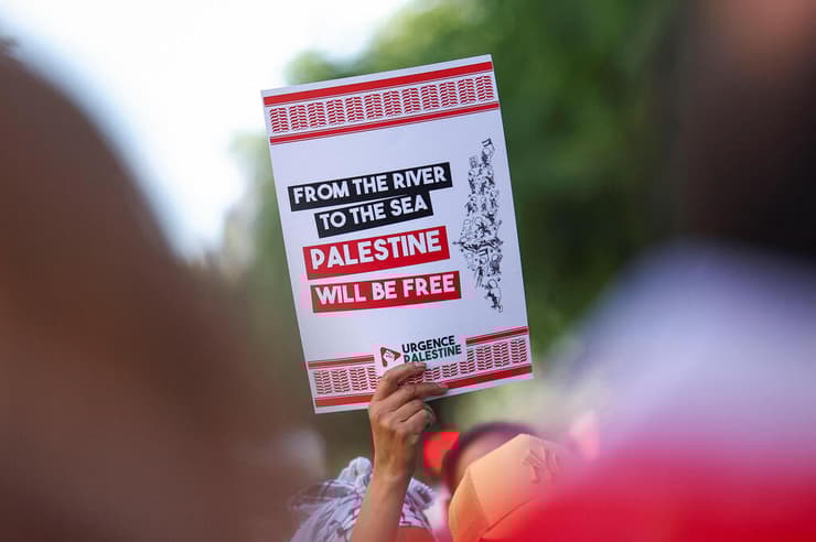 "מהנהר לים, פלסטין תהיה חופשית": שלט בהפגנה אנטי-ישראלית בפריז
